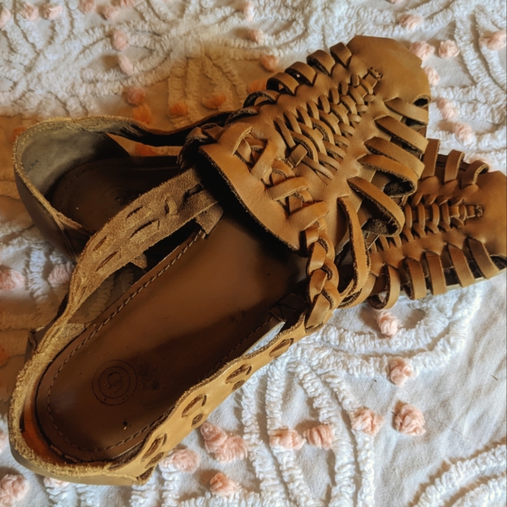 Urban Outfitters Huaraches Size 8